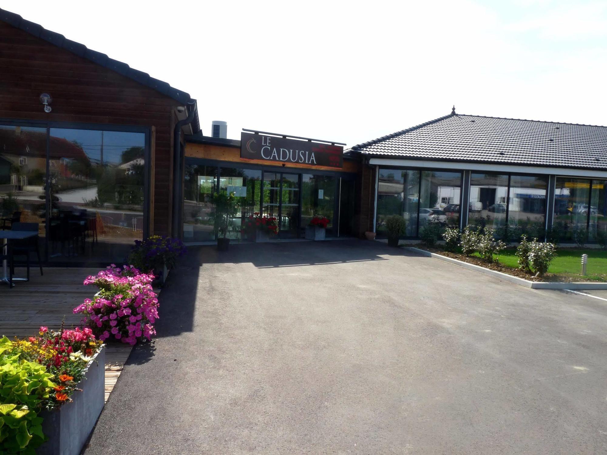 Logis Le Cadusia Hotel